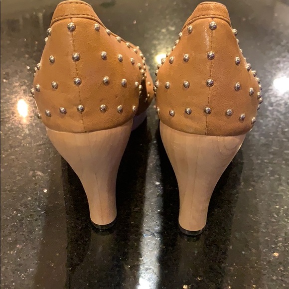 Calleen Cordero tan leather heels with silver stud - Picture 4 of 6